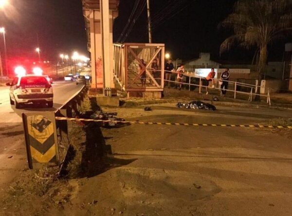 Homem morre após motocicleta bater em mureta de proteção na GO 060