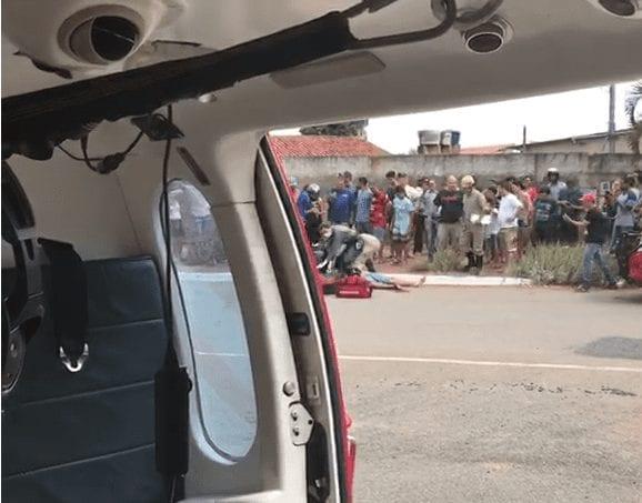 Vídeo mostra helicóptero dos bombeiros resgatando vítima de acidente