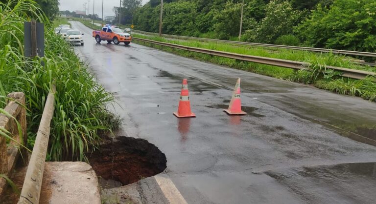 Começam reparos no trecho da GO 020 interditado após erosão sobre Rio