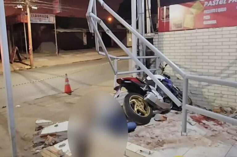 Homem morre e mulher fica ferida após moto invadir pastelaria em