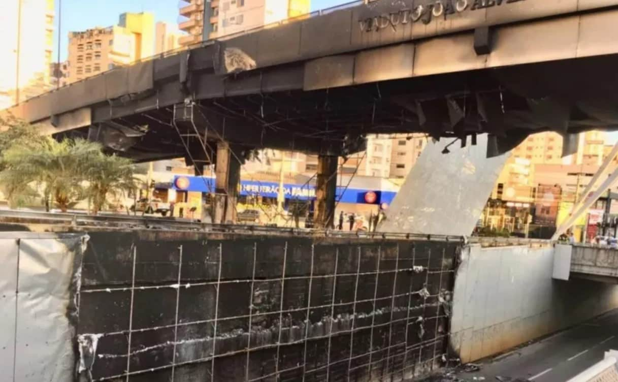 Tr Nsito Na Avenida T Interditado Ap S Viaduto Pegar Fogo Em