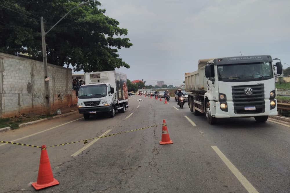 Homem morre após ser atropelado por caminhão na Marginal Botafogo Dia