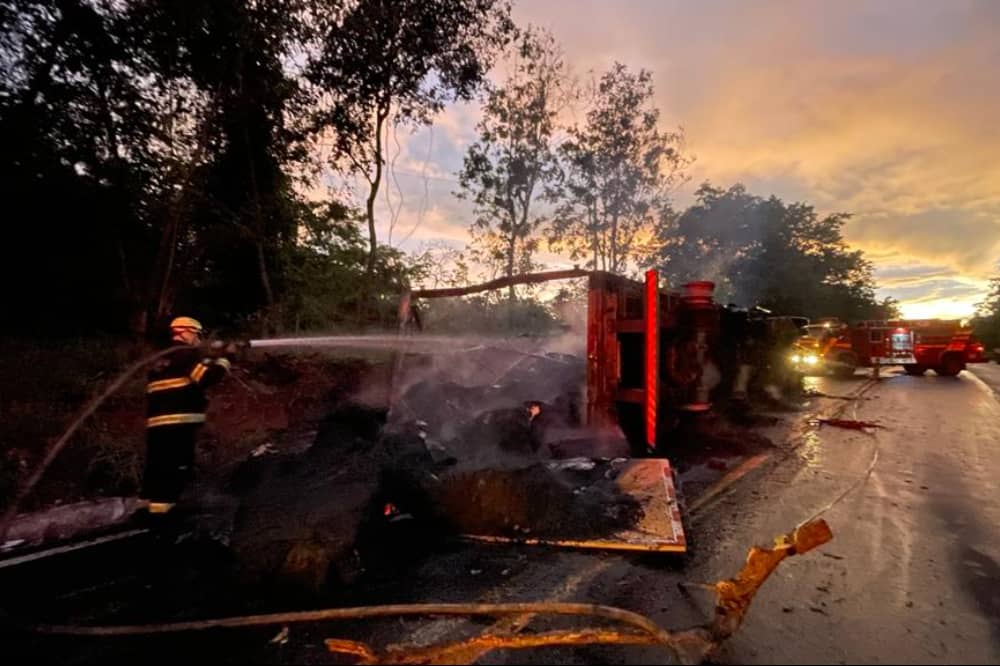 Caminhão tomba e pega fogo na GO 060 próximo a São Luís