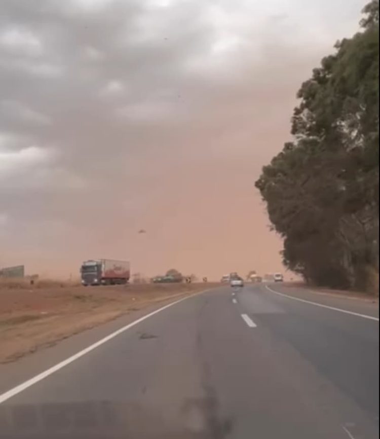 Chuva Ventania Nuvem De Poeira E Estragos Clima Marca Fim De Semana