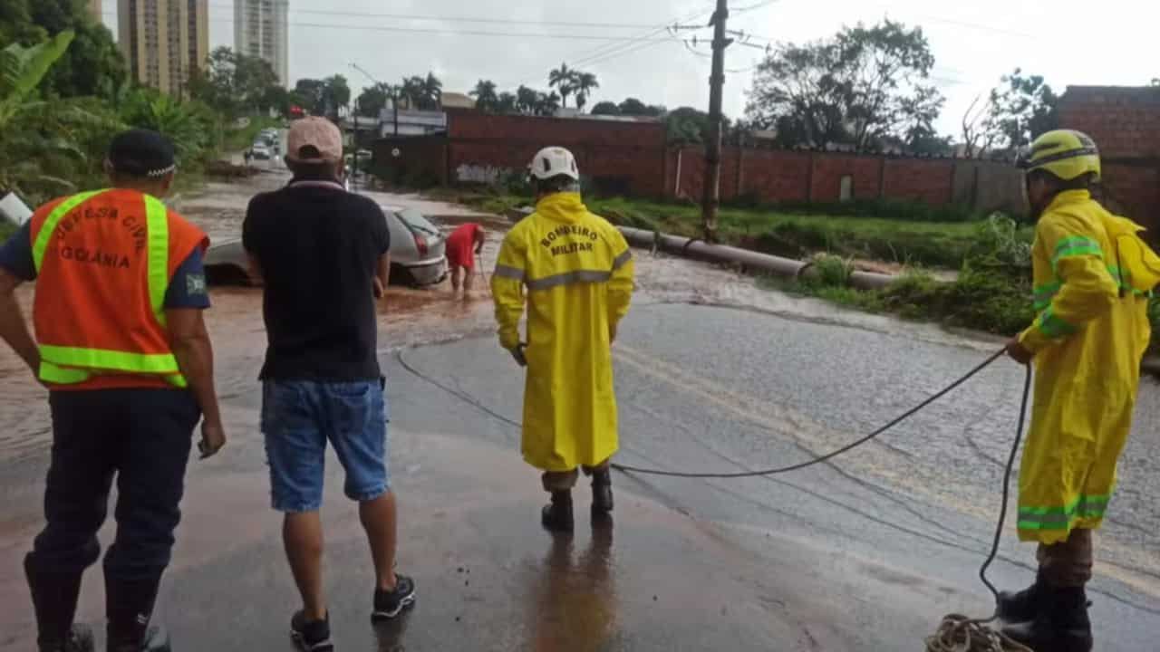 Chuva Alaga Ruas E Carros S O Levados Pela Enxurrada Durante Temporal