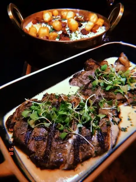 Entrecôte com molho de mostarda dijon e pimenta verde do Madalena Gastrobar. O acompanhamento é risoto de queijo coalho com bacon | Foto:  Paula Falcão
