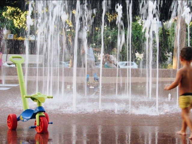 Fontes Luminosas da Praça Cívica são uma ótima pedida para se refrescar em dias de calor. As crianças fazem a festa | Foto: Paula Falcão