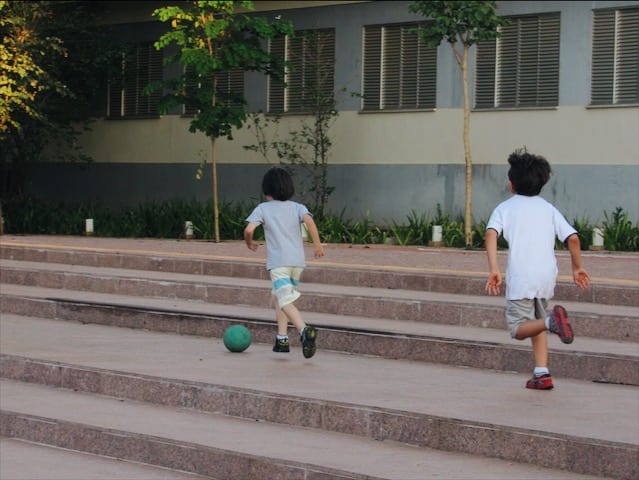 Crianças se divertem jogando bola em plena Praça Cívica, em Goiânia |  Foto: Carla Falcão