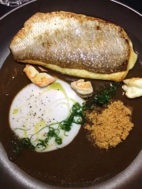 Peixe com fumet de acerolas e pimentas, camarão, coco fresco e farofa de baguete | Foto: Paula Falcão