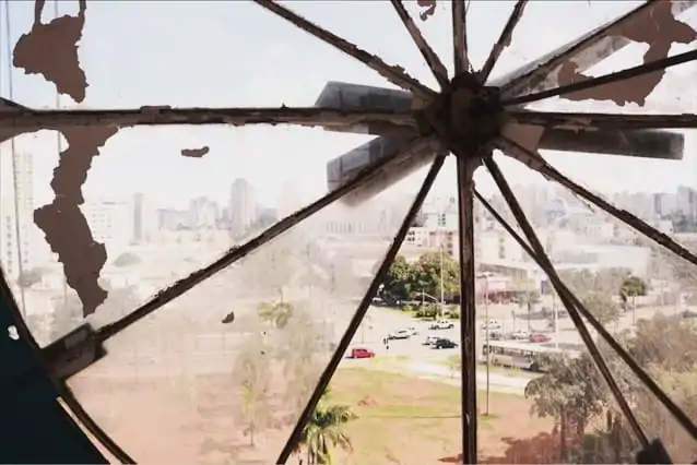 Um dos vidros do relógio da Torre da Estação Ferroviária está quebrado e permite observar a vista privilegiada da Praça do Trabalhador | Foto: Paula Falcão