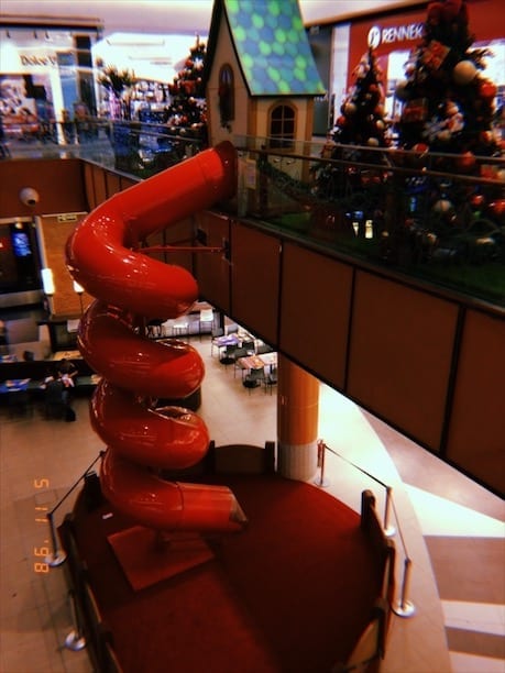 Escorregador que liga o 1º anadar ao térreo do shopping é uma das atrações da decoração de Natal do Shopping Passeio das Águas | Foto: Paula Falcão