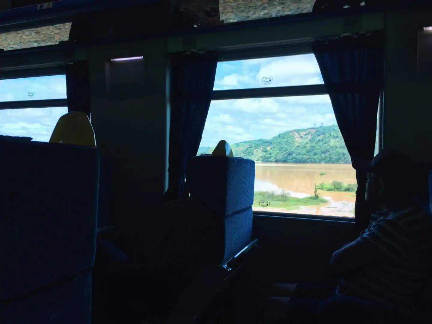 Rio Doce visto pela janela do trem operado pela Vale, em Minas Gerais | Foto: Paula Falcão