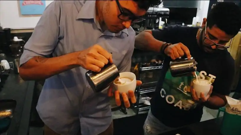 Baristas fazem desenho de leite vaporizado sobre o café durante TNT em Goiânia | Foto:  Carla Falcão