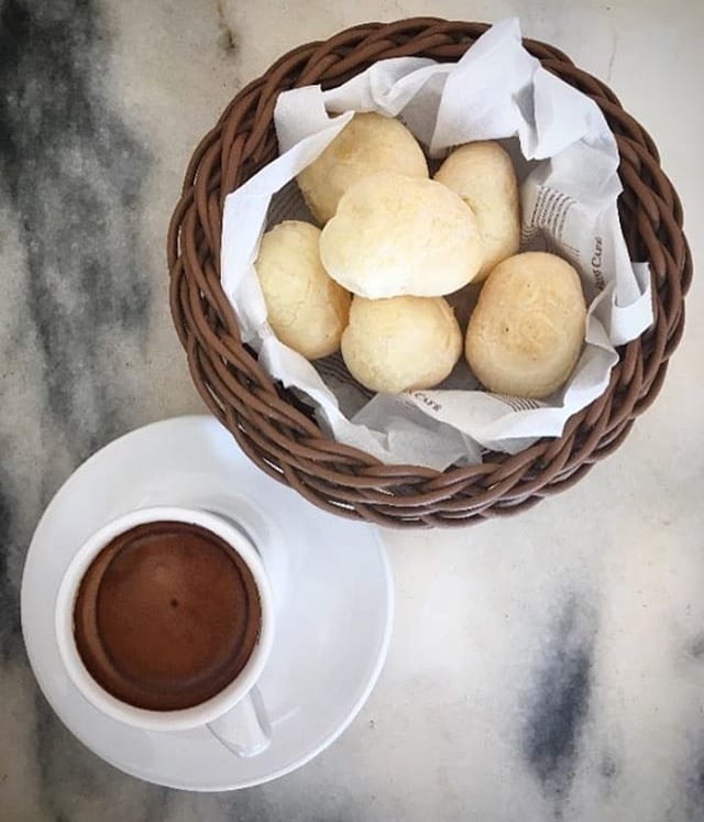 Pão de queijo e café do Fran's Café, no setor Marista, em Goiânia
