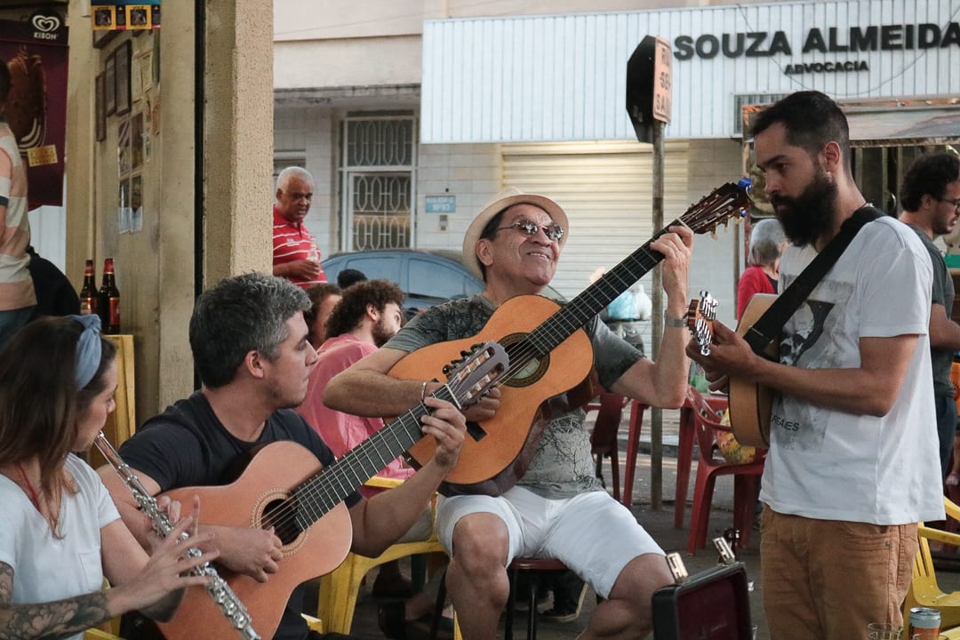 Músicos tocam chorinho durante Samba do Mais Um, na Mercearia Serve Sul. no Setor Sul