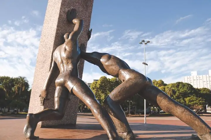 Monumento das três Raças, na Praça Cívica, em Goiânia