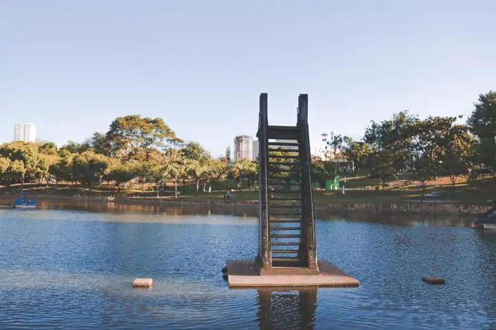 Trampolim em Art déco é elemento histórico no Parque Lago das Rosas em Goiânia