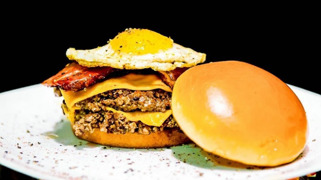 Studio Burger tem hambúrgueres, além de entradas como batata fritas, saladas, bruschettas 