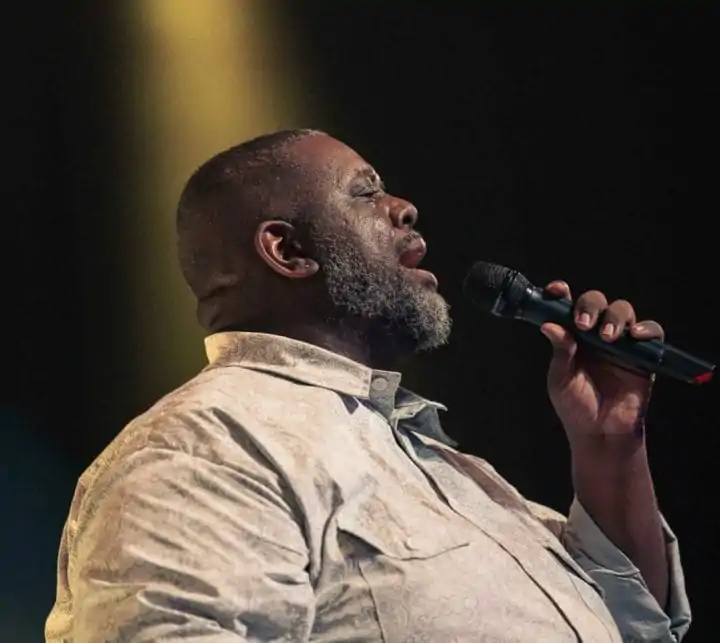 Péricles faz show em live e pede ajuda de fãs para montar repertório