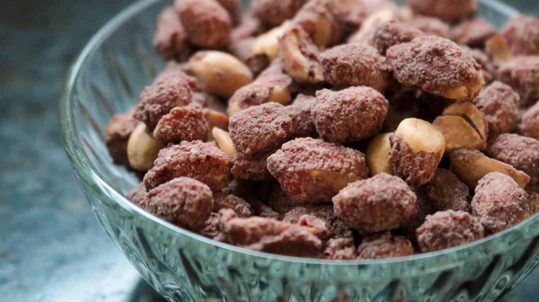 Amendoim doce com chocolate: receita junina para fazer o ano todo