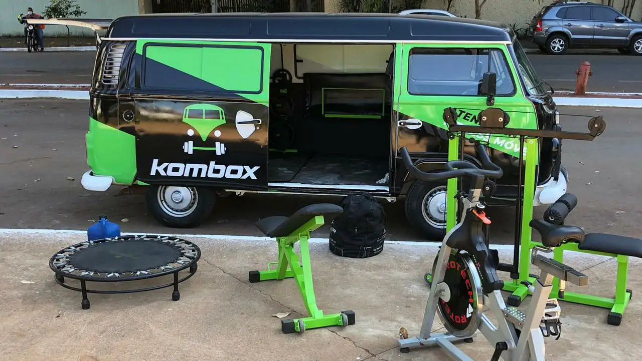 Conheça a Kombi que funciona como academia móvel em Goiânia