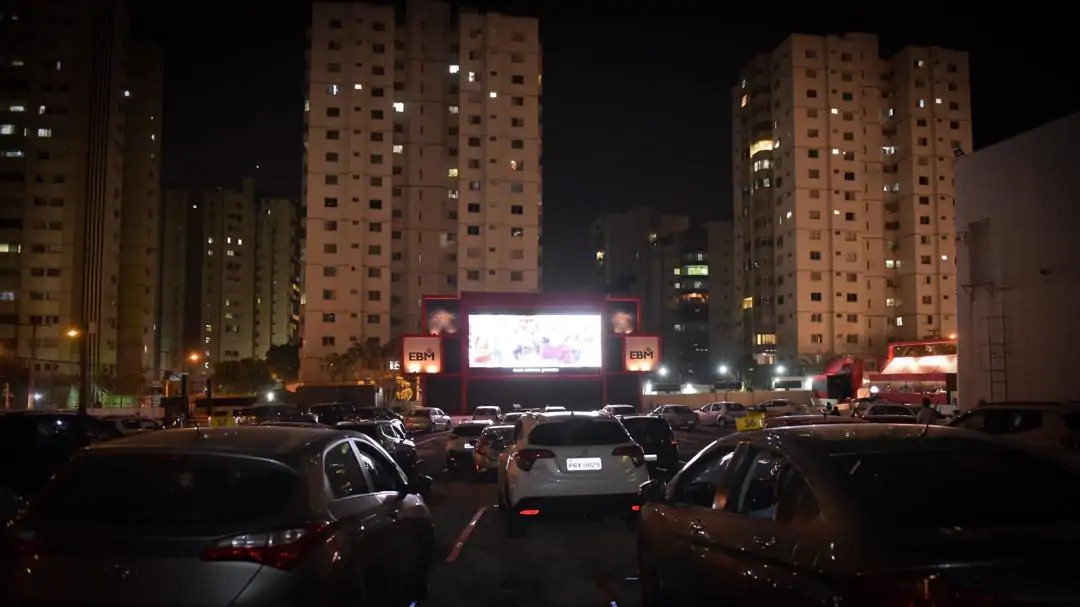 Conheça os drive-in de cinema, shows e teatro em Goiânia
