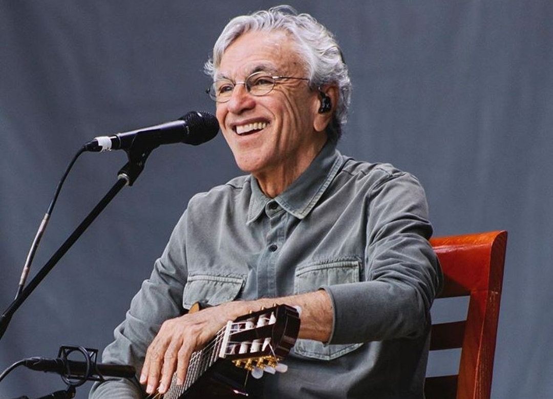 Live Caetano Veloso: cantor celebra 78 anos com show on-line
