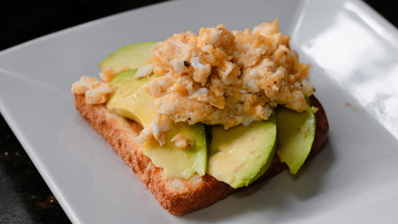 Avocado Toast com abacate e ovo mexido: receita deliciosa e fácil para fazer no café da manhã