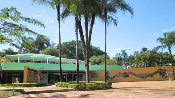 Biblioteca Marieta Telles Machado, em Goiânia, está sendo reformada