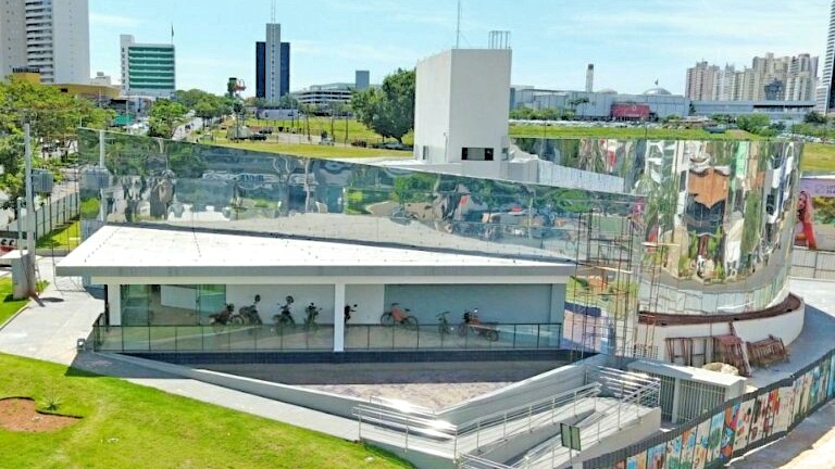 Casa de Vidro Antônio Poteiro, em Goiânia, é inaugurada