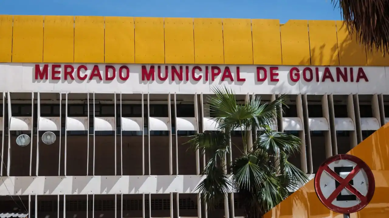 Prefeitura libera atividades essenciais em mercados municipais e pit dogs, após mudança em novo decreto em Goiânia