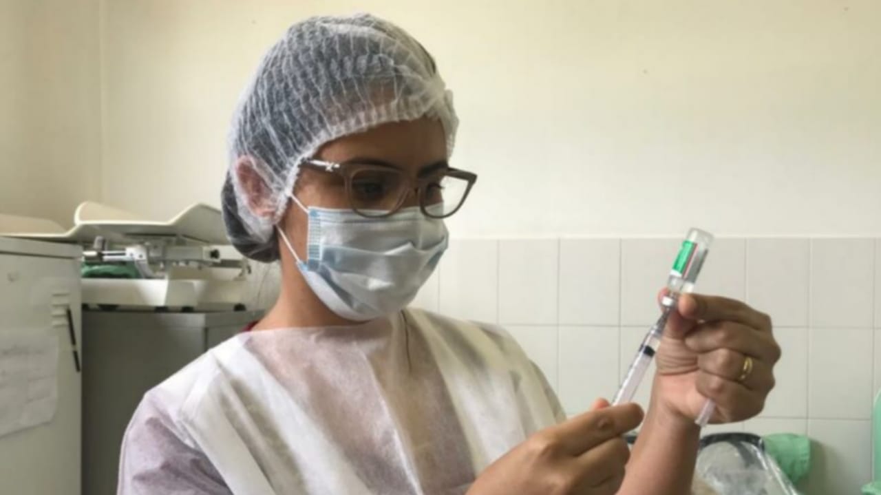 Goiânia inicia vacinação de professores e trabalhadores da educação