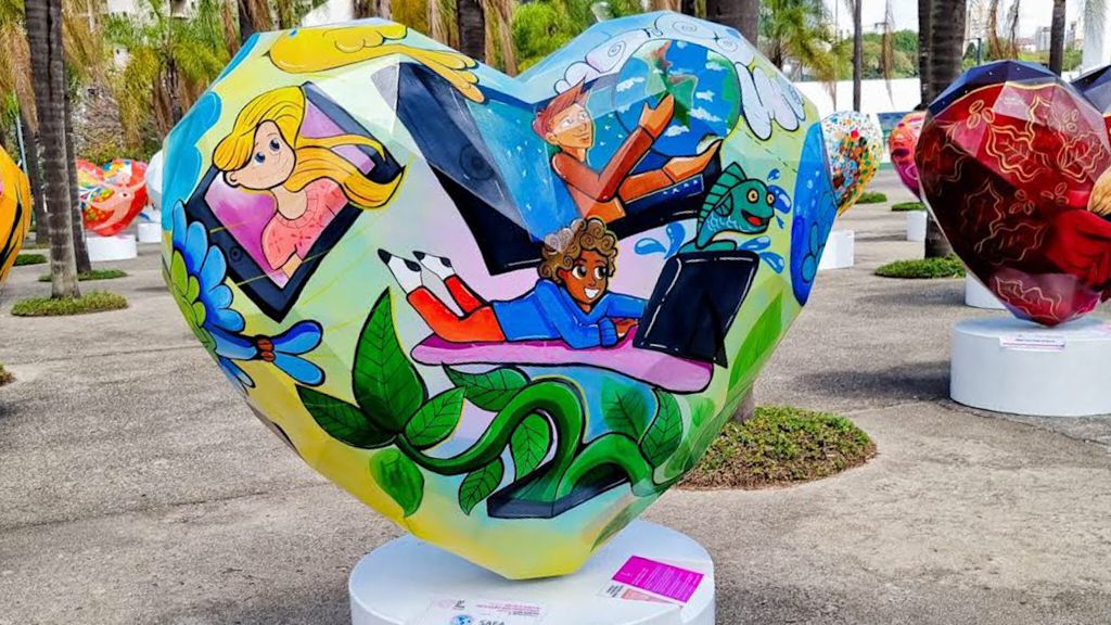 Coração do movimento Art of Love é exposto na Praça do Avião