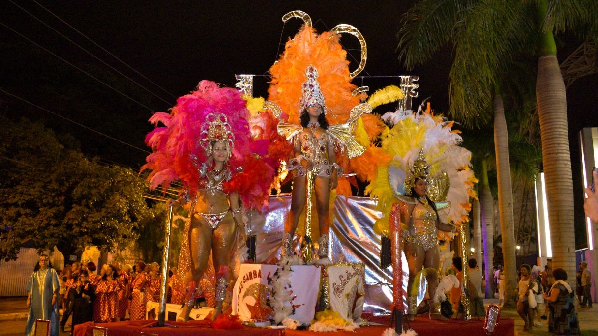 Carnaval em Goiânia: Escolas de samba desfilam em 7 bairros da cidade