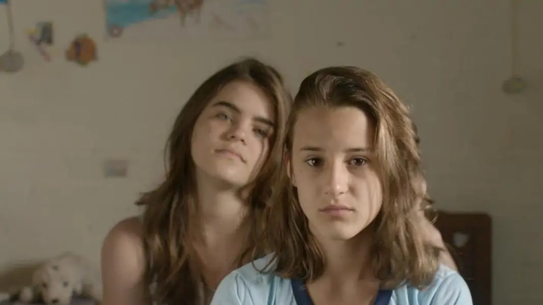Filme goiano As Duas Irenes entra no catálogo da Netflix