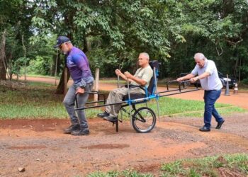 Parque Altamiro de Moura Pacheco ganha equipamento para exploração de trilhas por cadeirantes