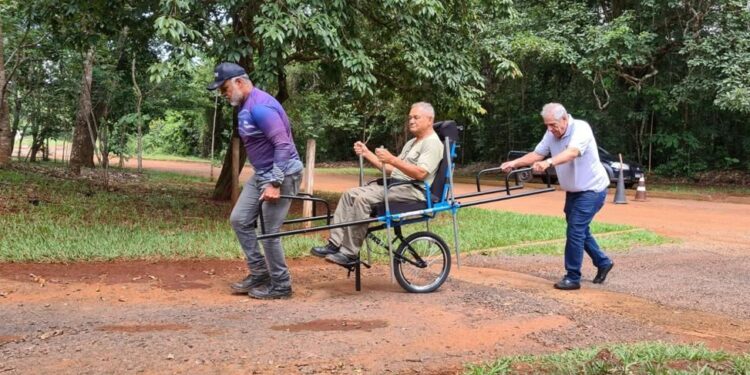 Parque Altamiro de Moura Pacheco ganha equipamento para exploração de trilhas por cadeirantes