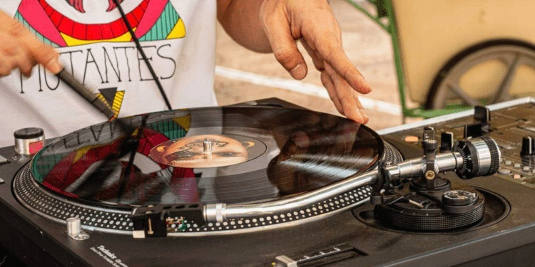 Centrão chega à 8ª edição com discotecagens e feira de vinil