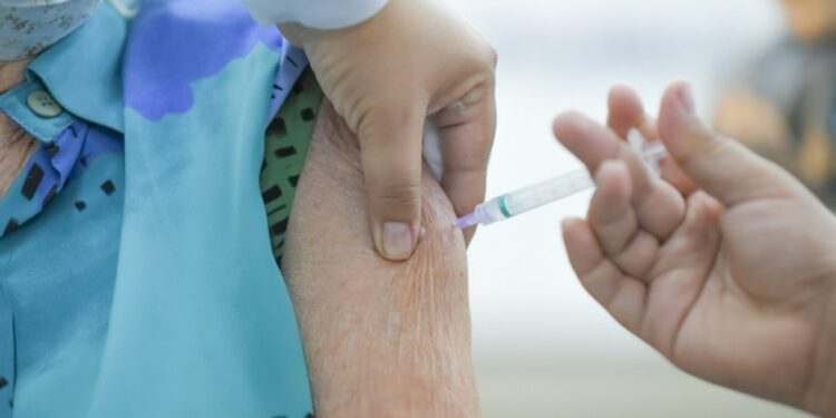 Vacina bivalente estará disponível para todos os grupos prioritários