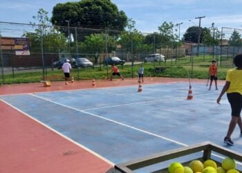 Programa Esportes nos Bairros oferece aulas gratuitas de tênis