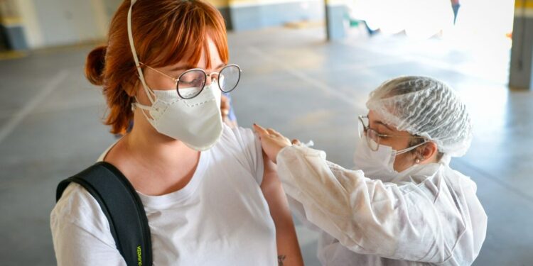 Goiânia amplia vacinação bivalente contra Covid-19 para pessoas a partir de 18 anos