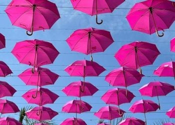 Goiânia ganha túnel com mais de 1,5 mil guarda-chuvas rosa
