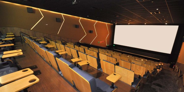 Goiânia Shopping inaugura sala de cinema Platinum Novo espaço, com capacidade para 84 espectadores, tem uma tela gigante de 8,90m X 4,80m, atendimento preferencial e cardápio diferenciado