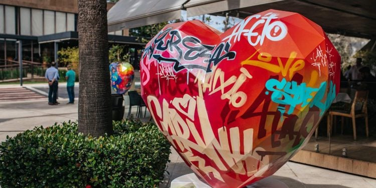 Goiânia: shopping recebe exposição de corações gigantes da Art Of Love