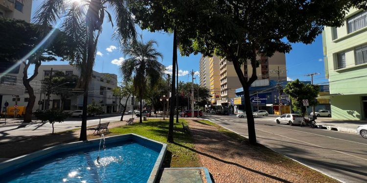 Iluminação Art Déco do Centro de Goiânia começa a ser revitalizada