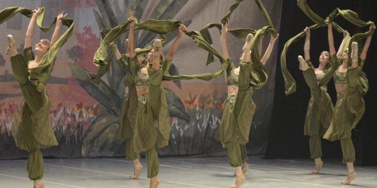 Basileu França: Alunos participam do maior festival de dança do Brasil