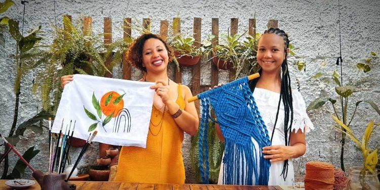 Projeto AYA, do Orum Aiyê Quilombo Cultural, oferece oficinas gratuitas de estamparia em tecido para mulheres negras