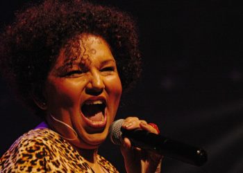 Cantora Cláudia Vieira se apresenta no IFG, em Goiânia