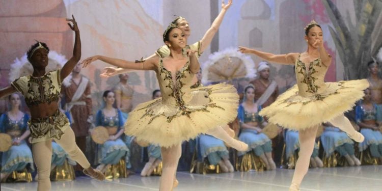 Basileu França apresenta o balé 'Le Corsaire', em Goiânia