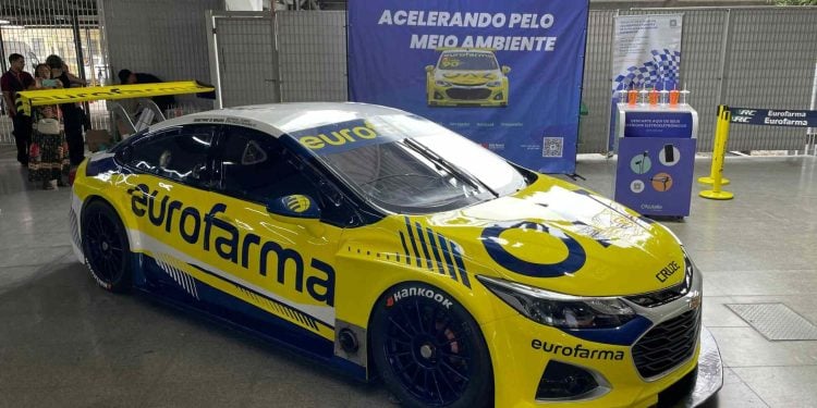 Mercado da 74, em Goiânia, recebe carro oficial da Stock Car